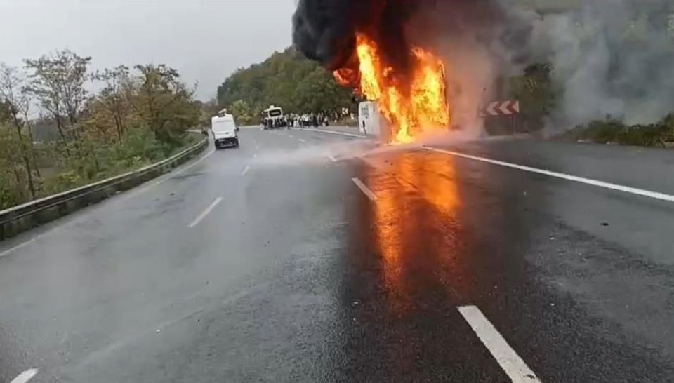 Yolcu otobüsü alev alev yandı