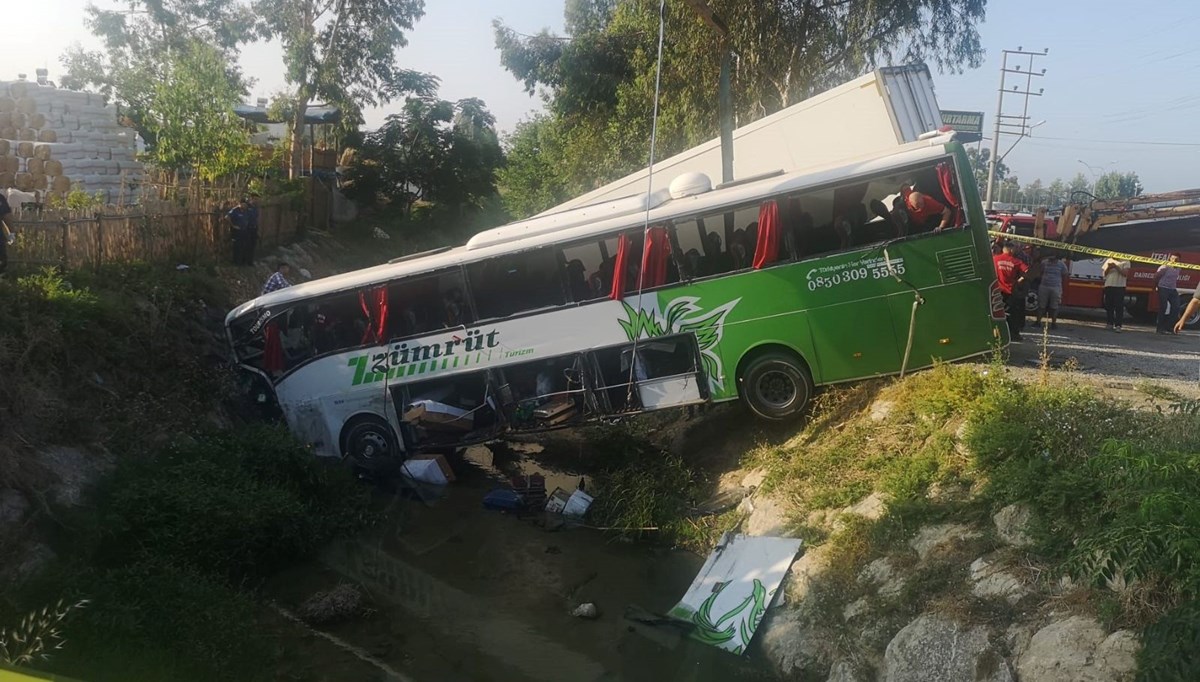Mersin'de yolcu otobüsü ile kamyon çarpıştı: 2 ölü, 27 yaralı Mersin'de yolcu otobüsü ile kamyon çarpıştı: 2 ölü, 27 yaralı