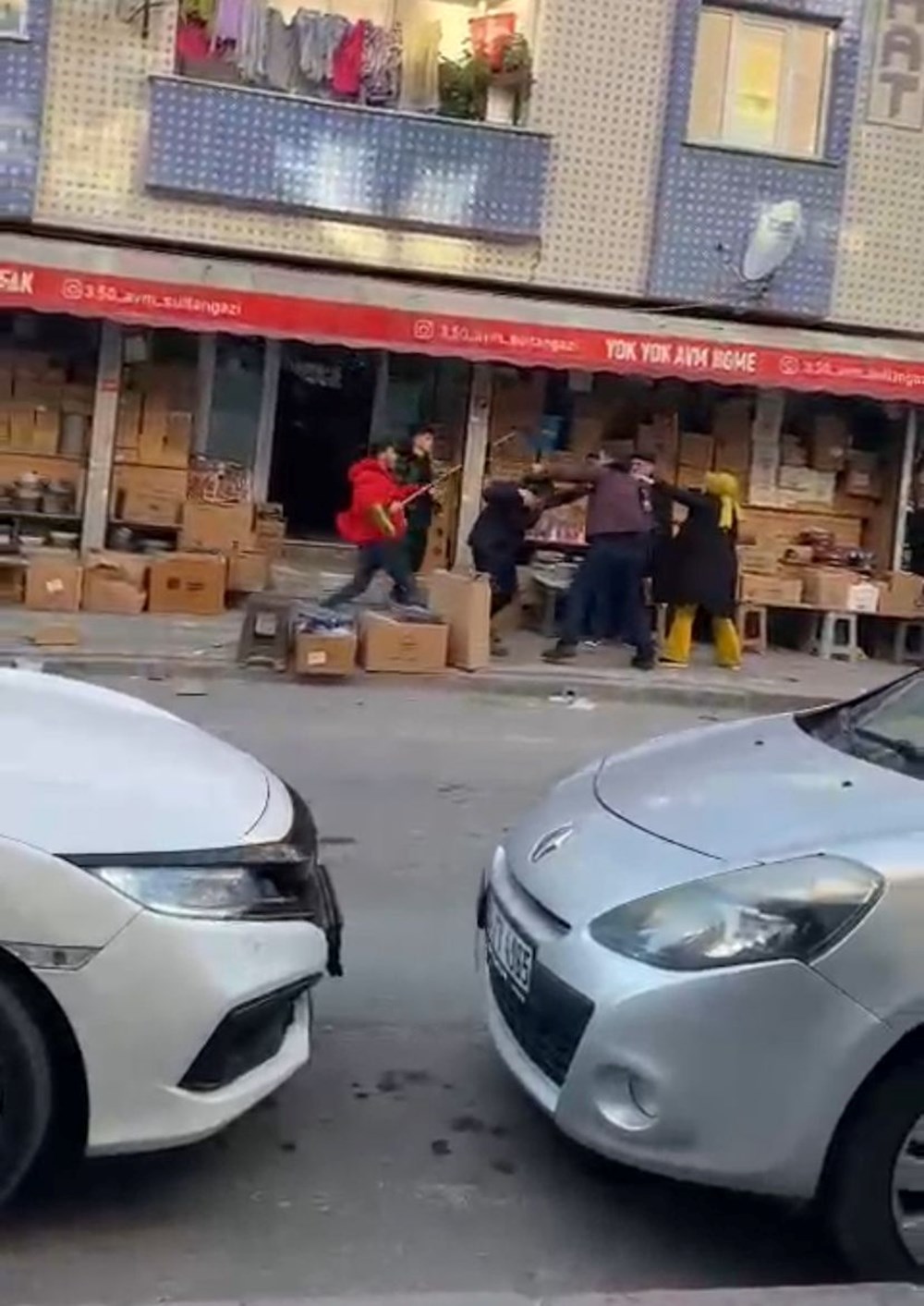 Tartıştığı müşteriyi fırça sapıyla dövdü - 1