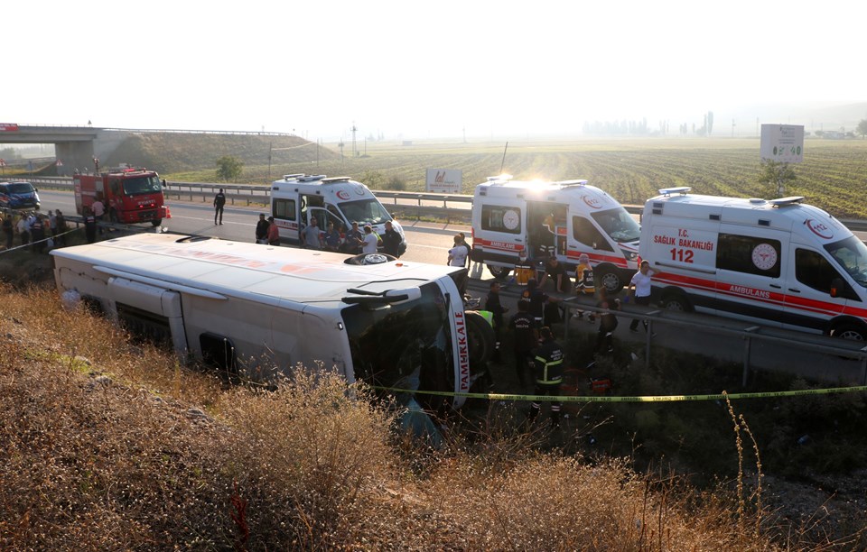 Yolcu otobüsü şarampole devrildi: 1 ölü, 38 yaralı - 1