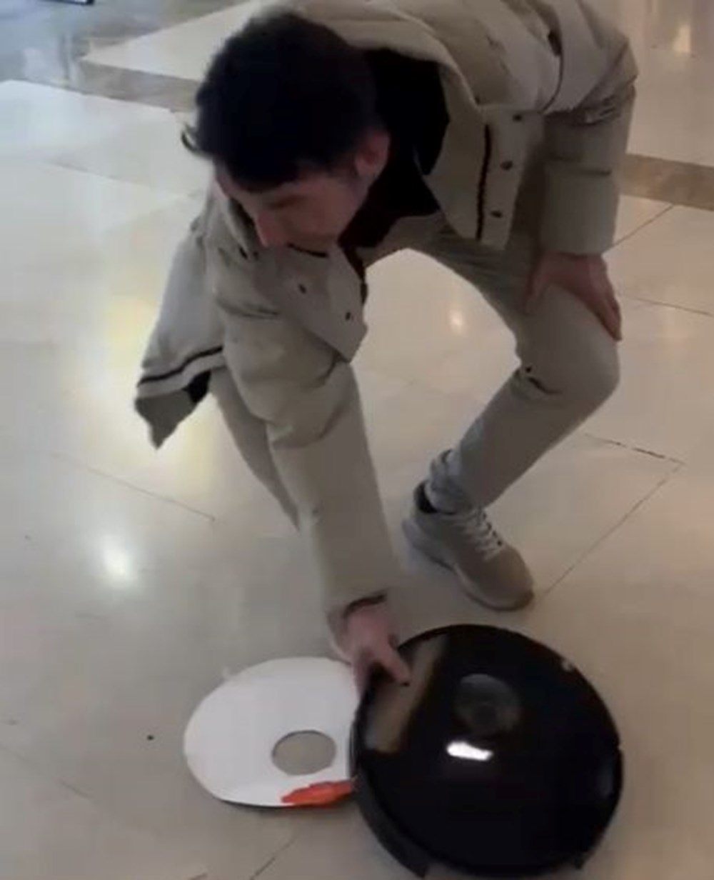 Süpürge Kabusu: Vatandaş, Defalarca Bozulan Süpürgesini Mağaza Önünde İmha Etti 74 0vG 0MsbvU PAkicMpatGw