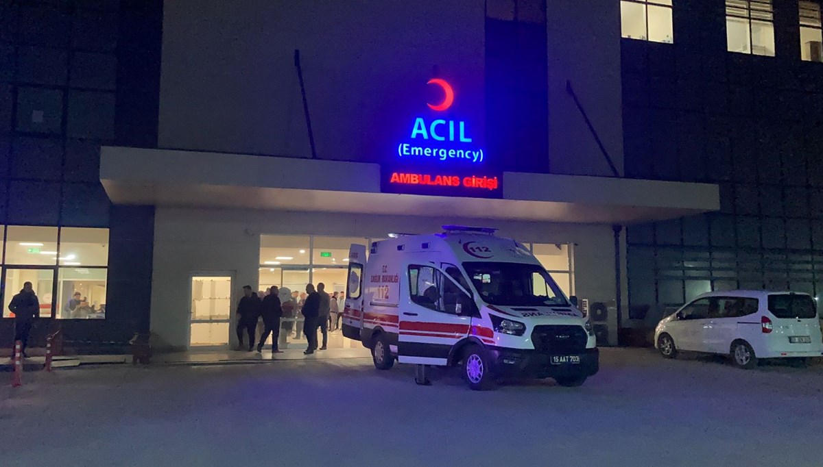 Burdur'da bıçaklı kavga: Baba ve oğlu yaralandı Burdur'da bıçaklı kavga: Baba ve oğlu yaralandı