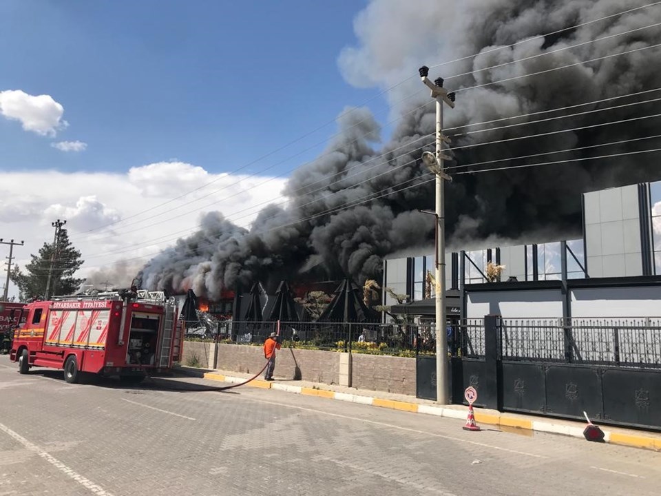 Diyarbakır’da kozmetik fabrikasında yangın - 1