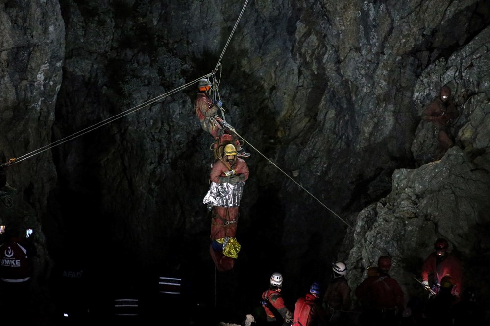 ABD'li dağcı rahatsızlanarak mahsur kaldığı mağaradan 9. günde kurtarıldı - 4