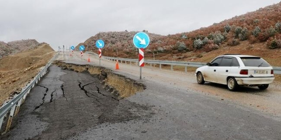 Afyonkarahisar'da yağış nedeniyle çöken yol trafiğe kapatıldı - 1