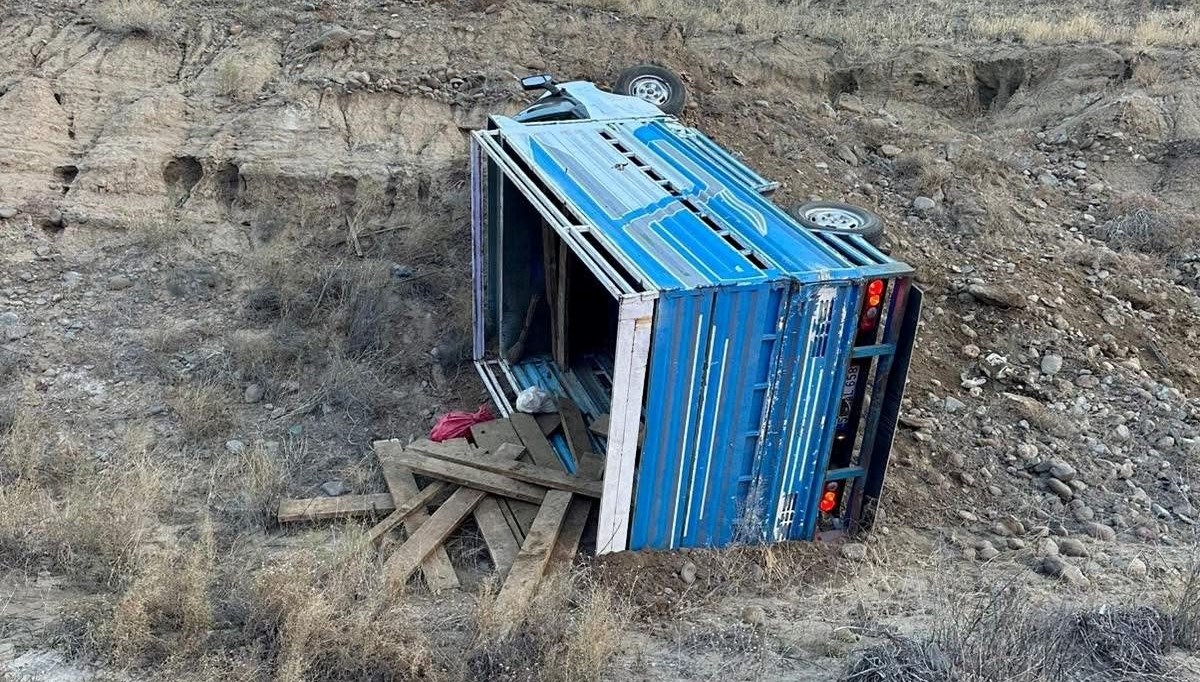 Aynı yolda son 24 saatte iki kaza: 1 ölü 4 yaralı Aynı yolda son 24 saatte iki kaza: 1 ölü 4 yaralı