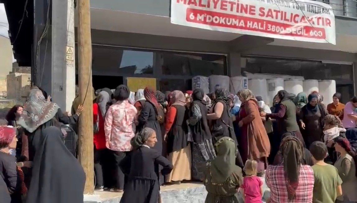 Mardin'de halı mağazasında indirim izdihama neden oldu