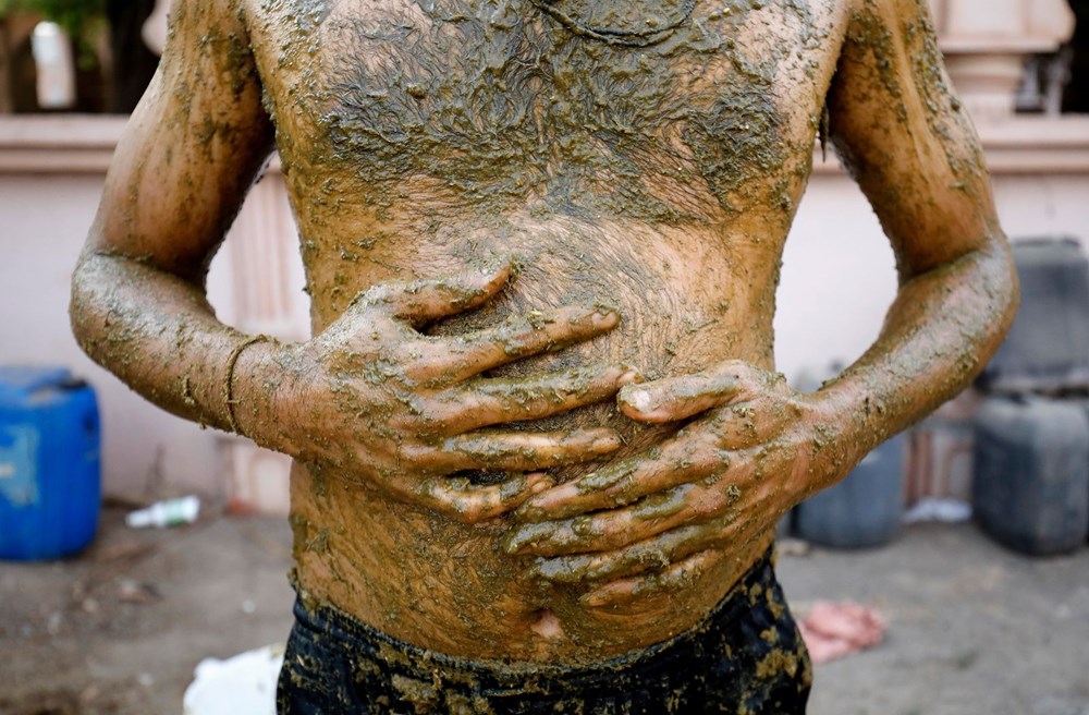 Hindistan’da halk corona virüse karşı vücutlarına inek dışkısı sürmeye başladı: Doktorlardan