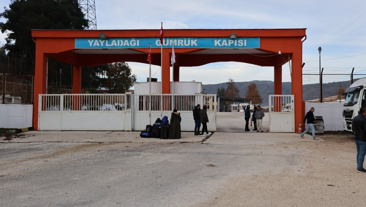 11 yıl sonra açıldı! Suriyeliler evlerine dönmeye başladı 11 yıl sonra açıldı! Suriyeliler evlerine dönmeye başladı