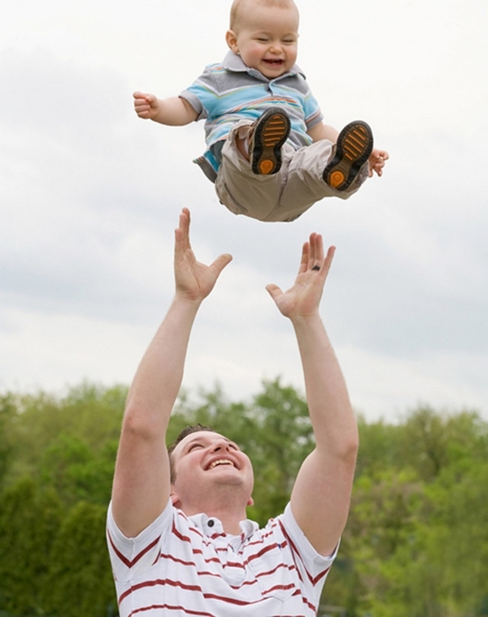 Дети радуются. Самый лучший аттракцион детства это папа. Пусть радуется папа он детство подарил. Радостные дети. Торт хагиваги и кисимиси.