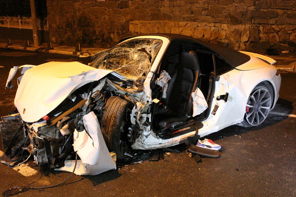 Sarıyer'de aşırı hızlı lüks otomobil elektrik direğine çarptı: 3 ağır yaralı - 2
