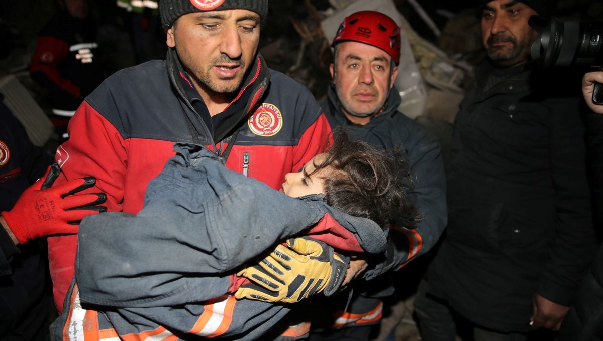 Kahramanmaraş'ta 3 kişilik aile, 73 saat sonra enkazdan kurtarıldı Kahramanmaraş'ta 3 kişilik aile, 73 saat sonra enkazdan kurtarıldı