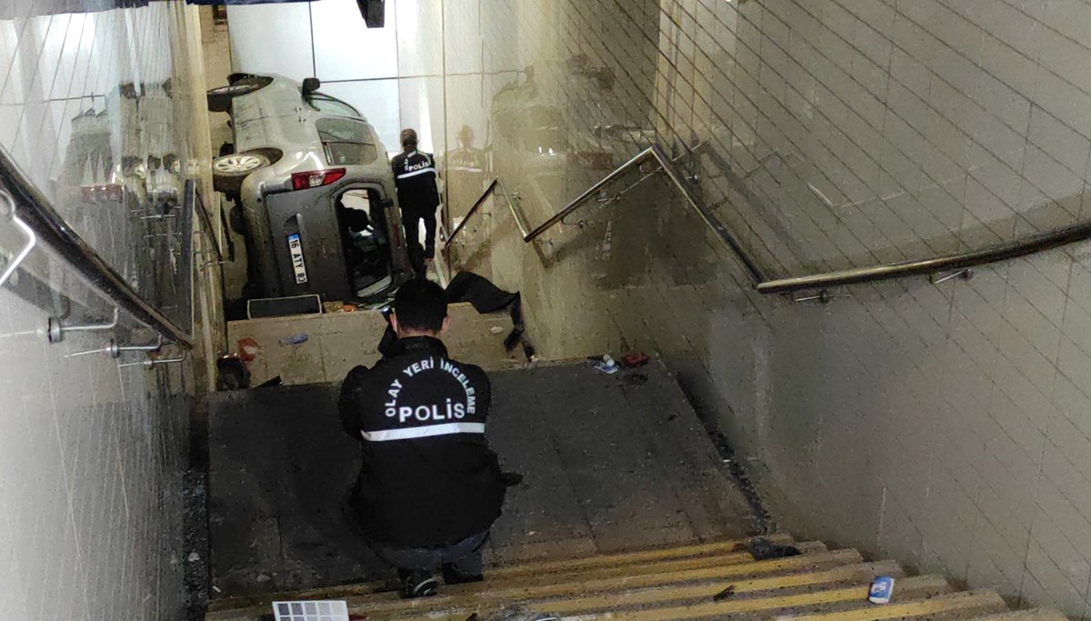 Aracıyla metro alt geçidine düşen genç hayatını kaybetti