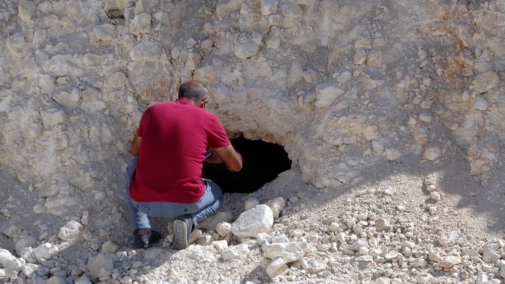 Van'da yol çalışmasında Urartular dönemine ait 2 kaya mezarı bulundu - 6
