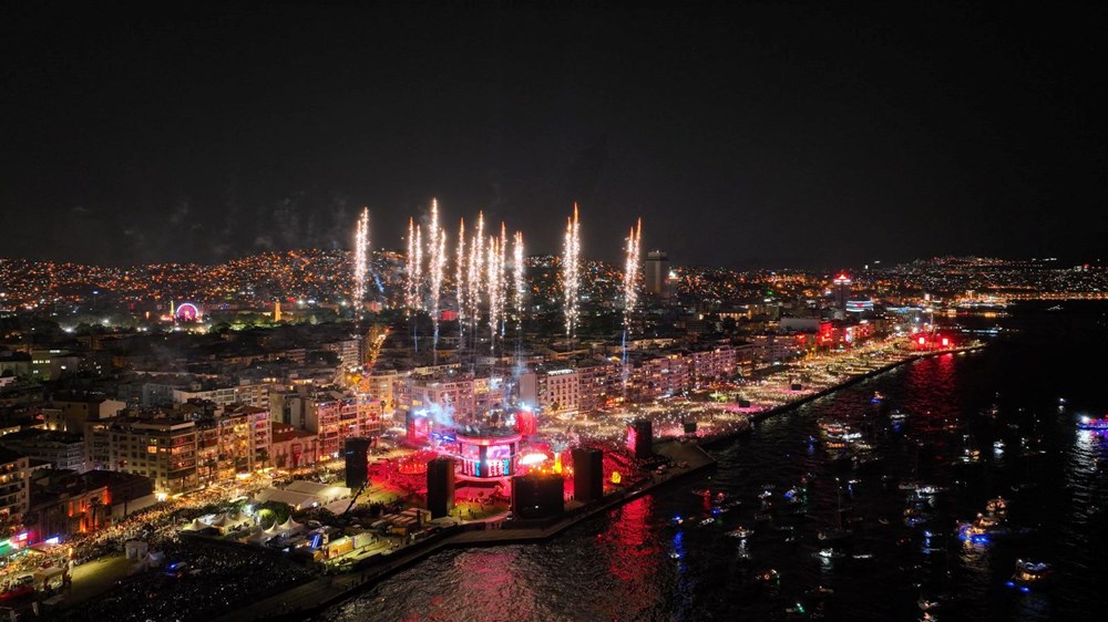 İzmir’de kurtuluş günü coşkusu: Tarkan konserine yüz binlerce kişi akın etti - 10