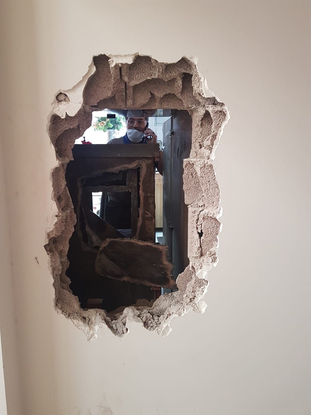 Maskeyle geldiler duvarı kırıp girdikleri kuyumcuyu soydular - 4