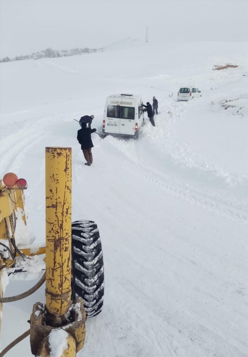 Van'da karda mahsur kalan 17 araç kurtarıldı - 1