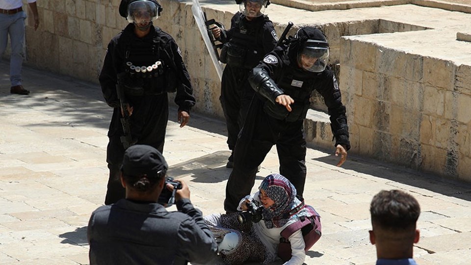 İsrail polisi, Mescid-i Aksa'daki cemaate ses bombaları ile saldırdı - 3