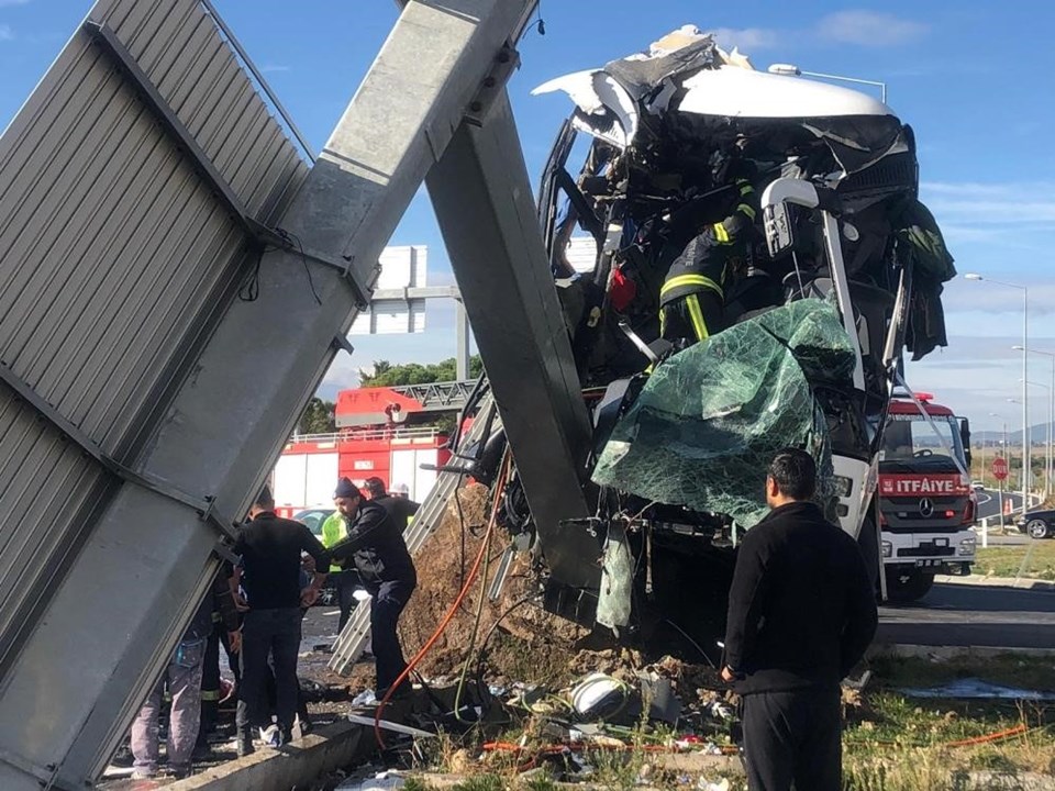 Turistleri taşıyan otobüs otomobille çarpıştı: 30 yaralı - 1