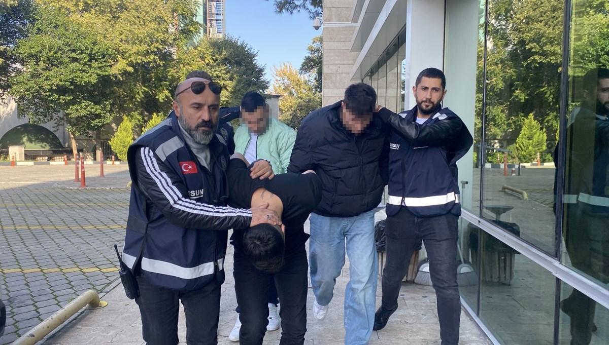 Adına 8 ayrı bankada hesap açıldı, tüm parayı çekip polise teslim edince dövüldü Adına 8 ayrı bankada hesap açıldı, tüm parayı çekip polise teslim edince dövüldü