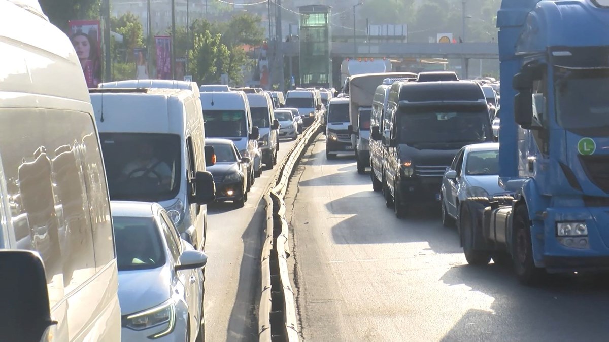 Küçükçekmece'de yol tartışması zincirleme kazayı getirdi: 13 yaralı