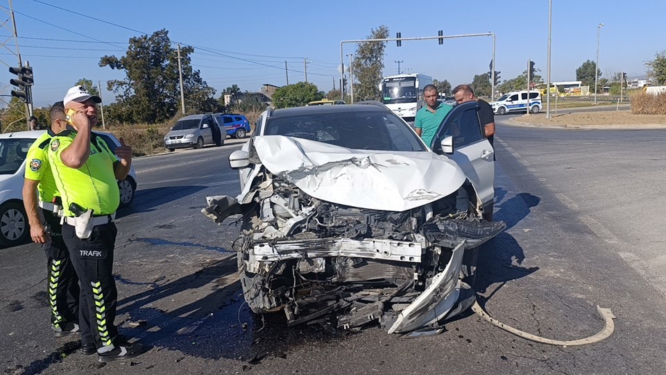 Arızalı trafik ışıkları kaza getirdi: 5'i çocuk, 9 yaralı - 1