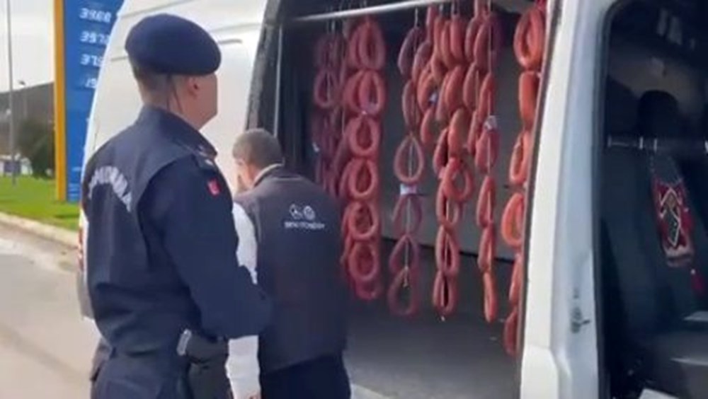 Benzin istasyonunda sucuk yıkayan iki kişi ve araç sahibi gözaltında - 4