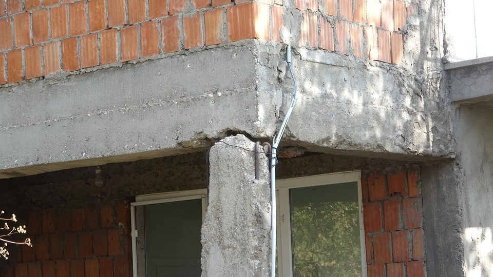 Karabük'te yıkım kararı beklenen çatlak binalar korku saçıyor - 2