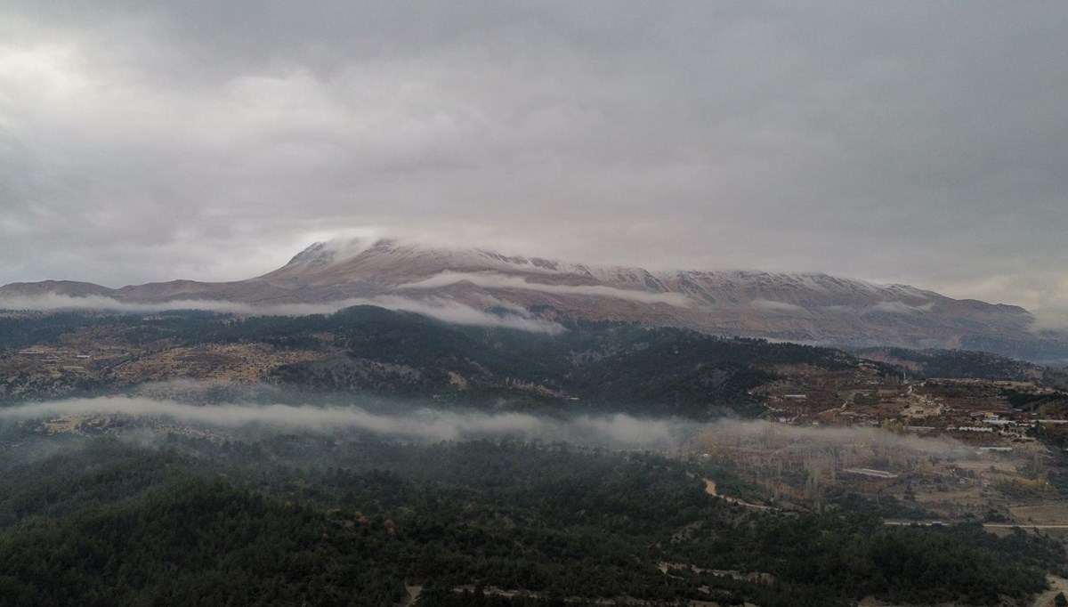 Kaş'a mevsimin ilk karı düştü