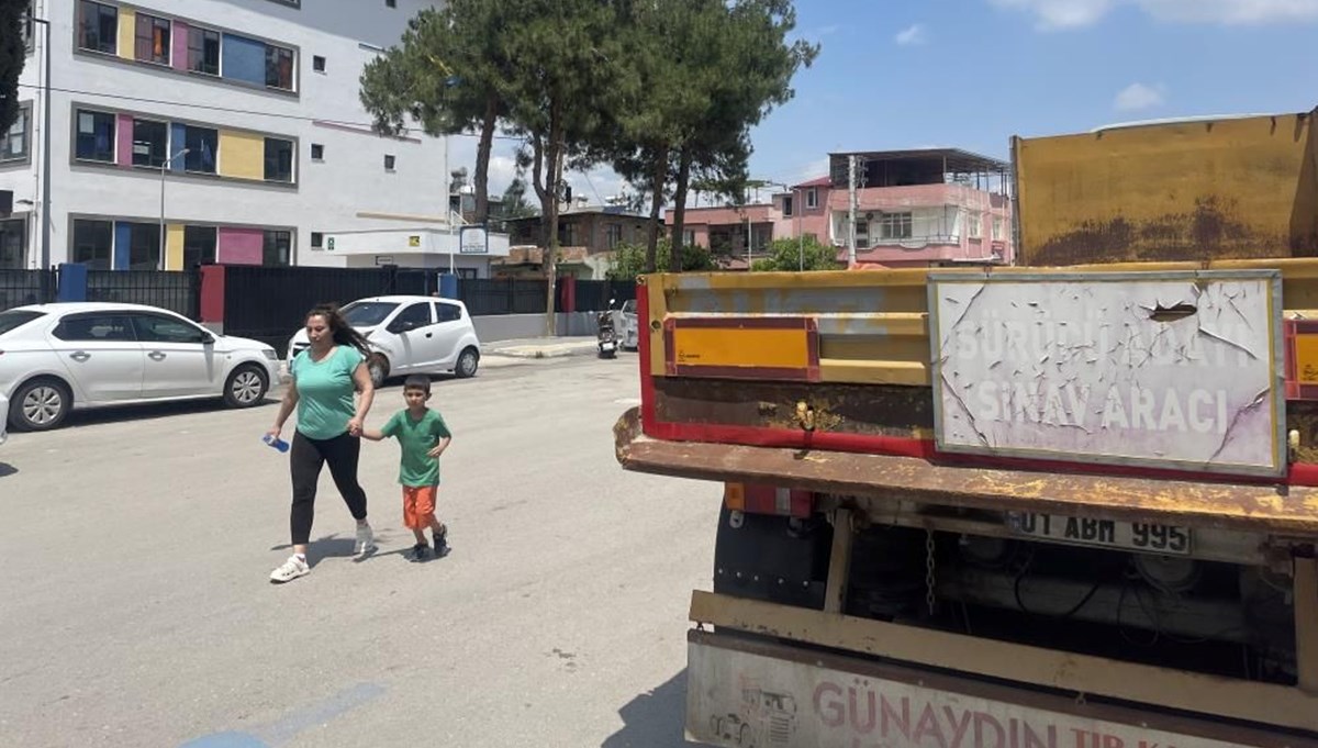 Adana’da ilkokul önünde TIR şoförlüğü eğitimi: Veliler çözüm bekliyor