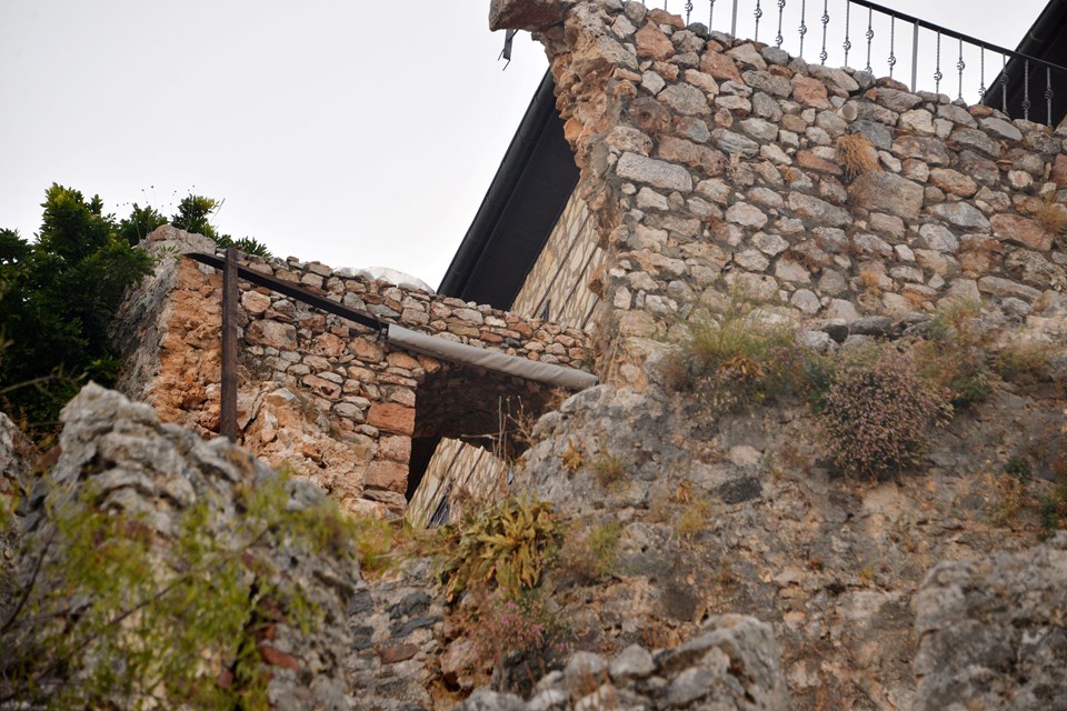 Antalya'da lüks evdeki tadilat tarihi Alanya Kalesi'nin surlarını yıktı - 1