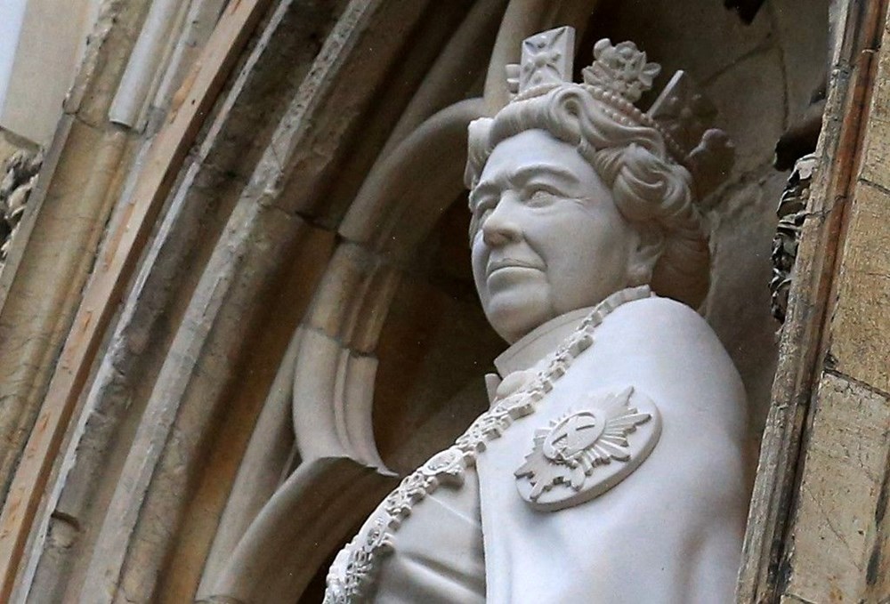 Ölümünün ardından Kraliçe Elizabeth'in ilk heykeli gösterildi - 4