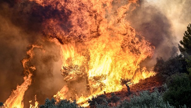 Τελευταία κατάσταση δασικών πυρκαγιών στην Ελλάδα: φλόγες πλησίασαν το στρατιωτικό αεροδρόμιο – Last Minute World News