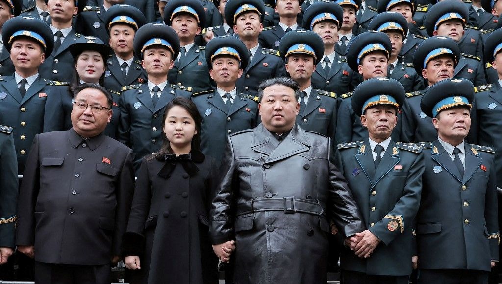 Kuzey Kore savaşta: Kim Jong Un askerleri bizzat denetliyor!