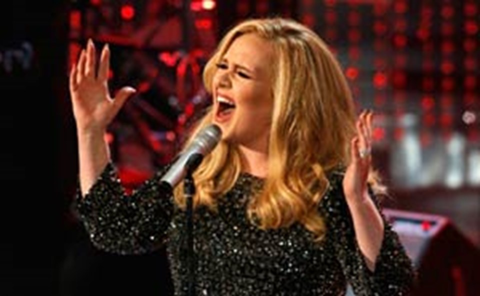 Gecede Bond'un 50. yılı nedeniyle sahne alan Adele, En İyi Şarkı Oscar'ının da sahibi oldu.