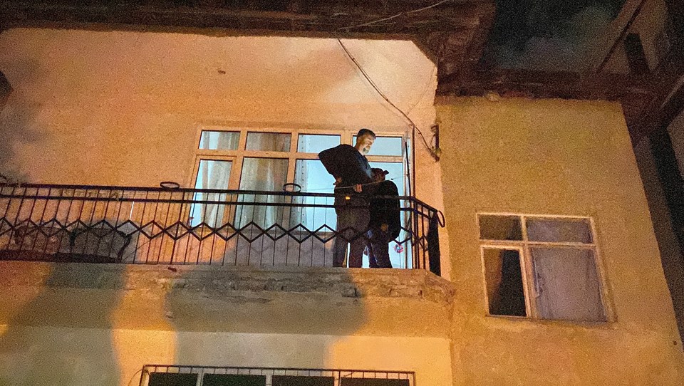 Suçüstü yakalanan hırsız ve polis evde mahsur kaldı: İtfaiye merdiveniyle kurtarıldılar - 1