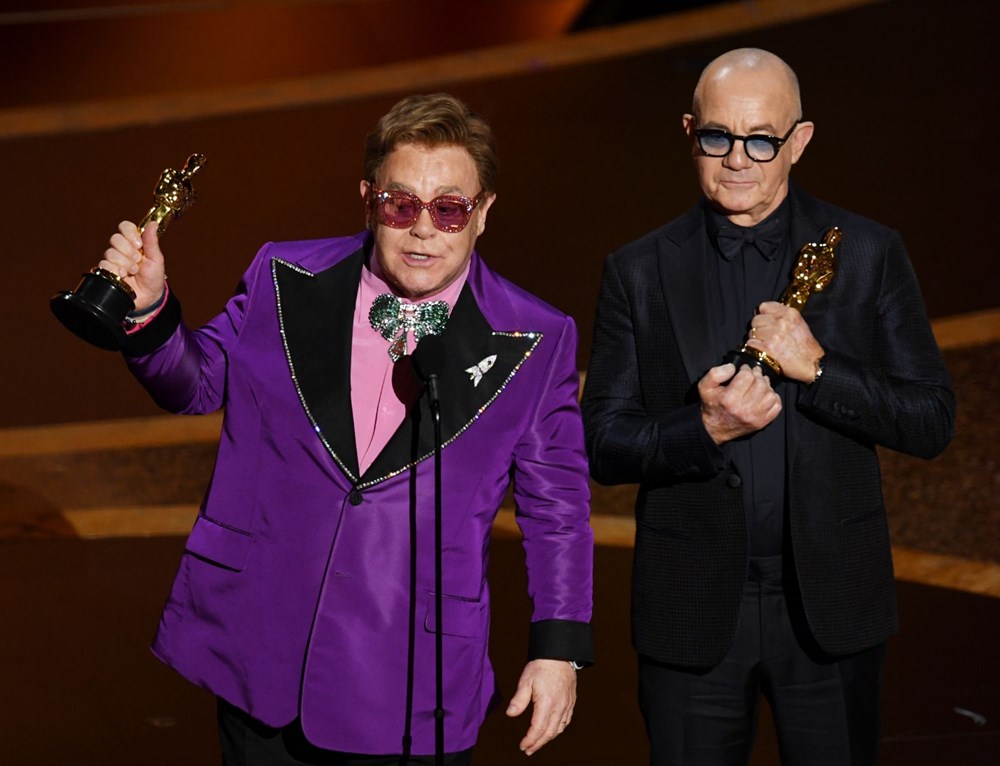 <h3>EN İYİ ORİJİNAL ŞARKI</h3><p><strong>KAZANAN: "(I'm Gonna) Love Me Again" Rocketman (Elton John ve Bernie Taupin)</strong></p><p></p><p>DİĞER OSCAR ADAYLARI</p><p>"I'm Standing With You" Breakthrough<br />"Into The Unknown" Frozen II<br />"Stand Up" Harriet<br />"I Can't Let You Throw Yourself Away" Toy Story 4<br />"Glasgow" Wild Rose</p>