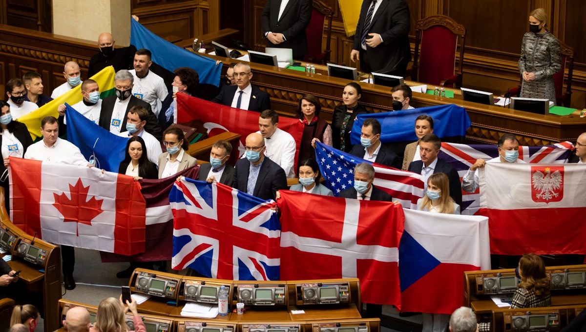 Ukrayna'da milletvekilleri destek veren ülkelerin bayraklarını açtı