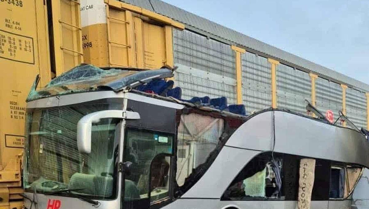 Meksika’da tren yolcu otobüsüne çarptı
