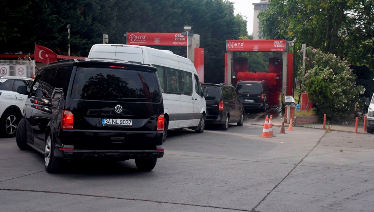 İstanbul’da çamur yağdı, oto yıkamacılarda yoğunluk oluştu İstanbul’da çamur yağdı, oto yıkamacılarda yoğunluk oluştu