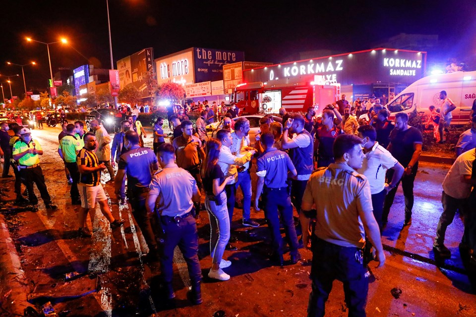 İzmir'de polis aracıyla otomobil çarpıştı: 1 polis şehit, 1'i polis 4 yaralı - 1
