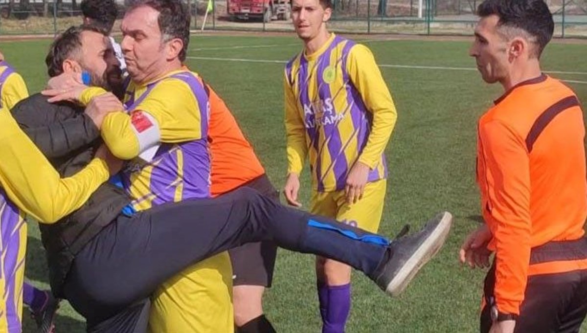 Kırmızı kart gören yedek oyuncu hakeme tekme attı Kırmızı kart gören yedek oyuncu hakeme tekme attı
