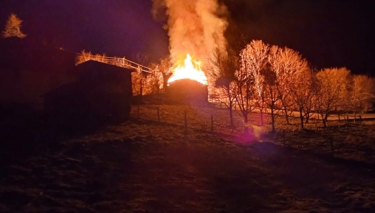 Yılbaşı gecesi yangın kabusu: Evi küle dönen yaşlı adam yaralı kurtuldu Yılbaşı gecesi yangın kabusu: Evi küle dönen yaşlı adam yaralı kurtuldu