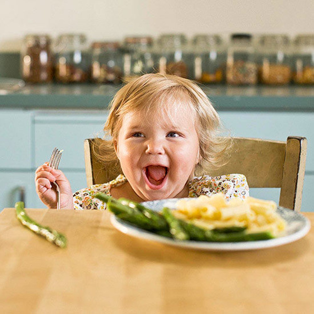 I am eating. Еда для детей. Ребенок ест. Питание детей младшего возраста. Ребенок ест бутерброд.