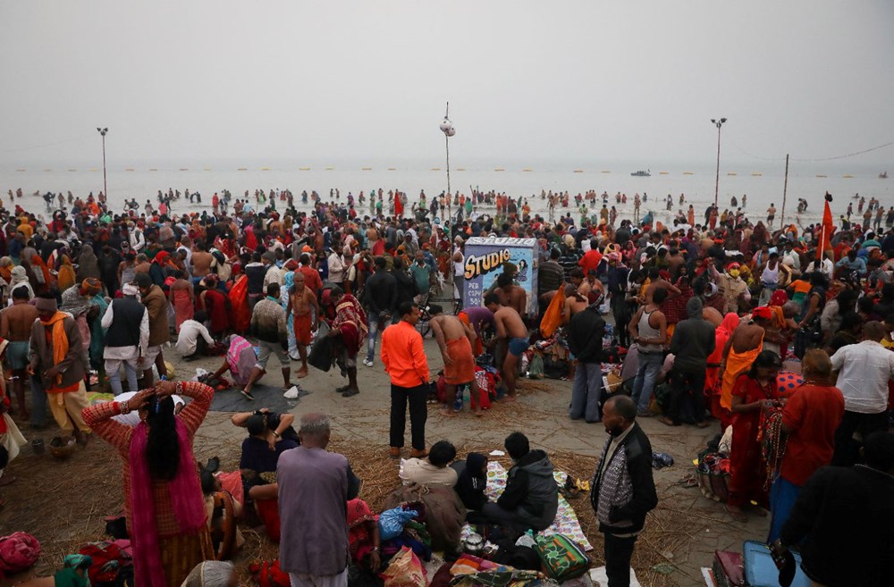 Binlerce Hindu Covid-19'a rağmen Ganj Nehri'ne girdi - 8