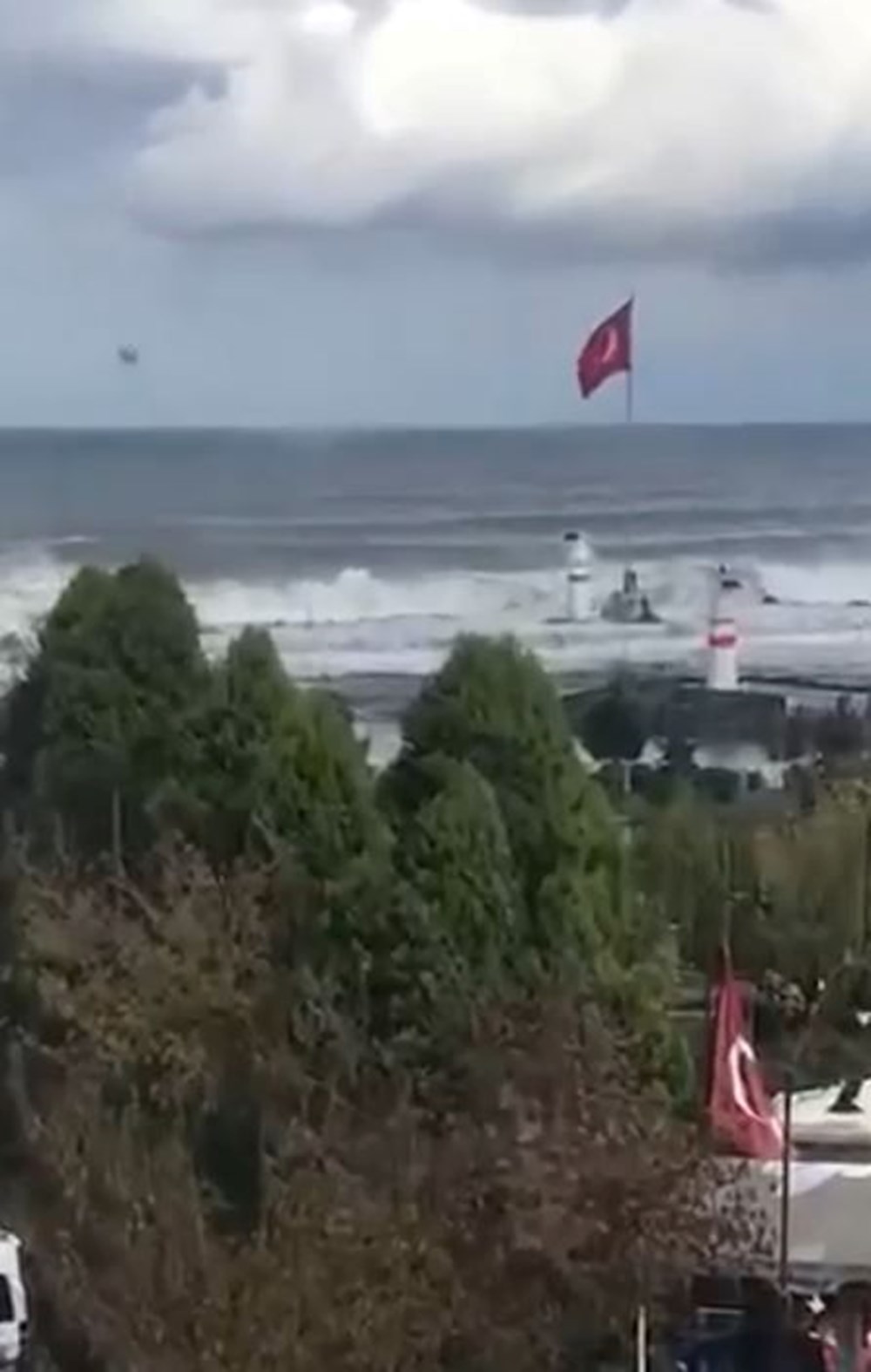 Dalgalara kapılan iki genç için denize atladı - 4