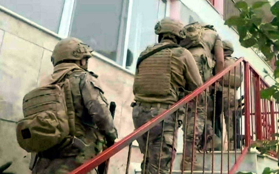 İzmir'de suç örgütlerine operasyon: 10 tutuklama - 1