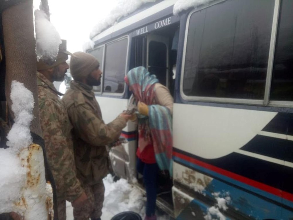 Pakistan'da yoğun kar yağışı: Araçlarında mahsur kalan 21 kişi öldü - 8