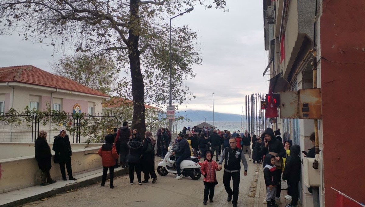 Gemlik Körfezi'ndeki depremin ardından 100 fazla artçı sarsıntı yaşandı Gemlik Körfezi'ndeki depremin ardından 100 fazla artçı sarsıntı yaşandı