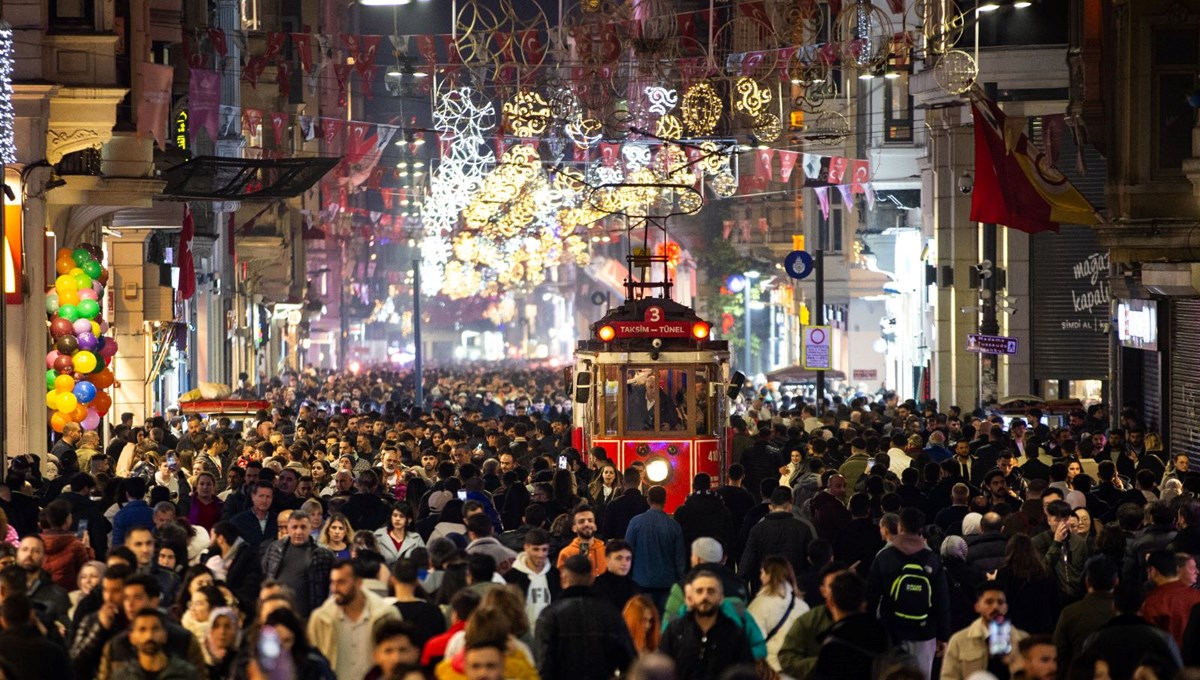 Taksim'de yeni yıla saatler kala hareketlilik başladı